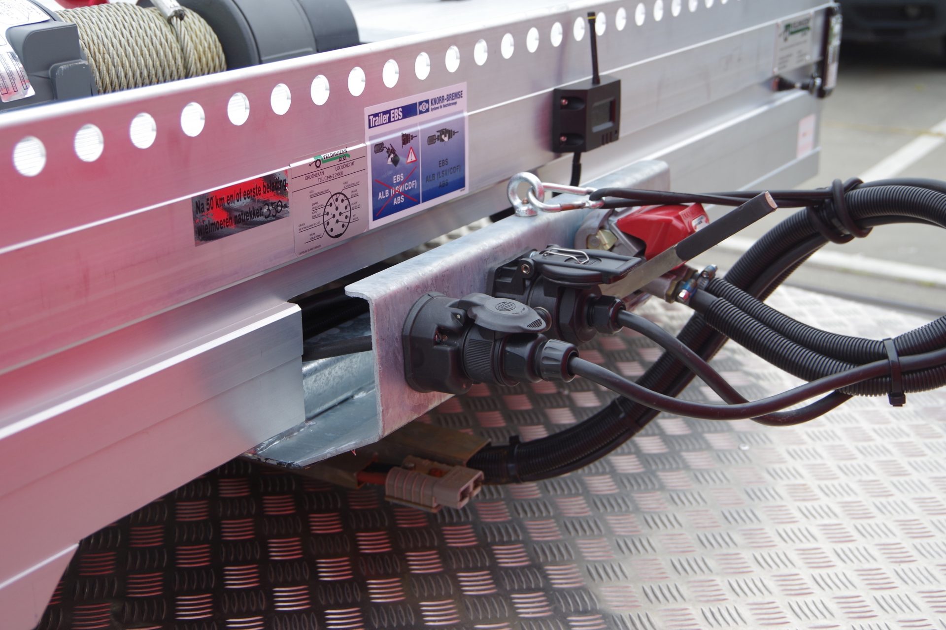 Lichgewicht kinpenplaat met connectors