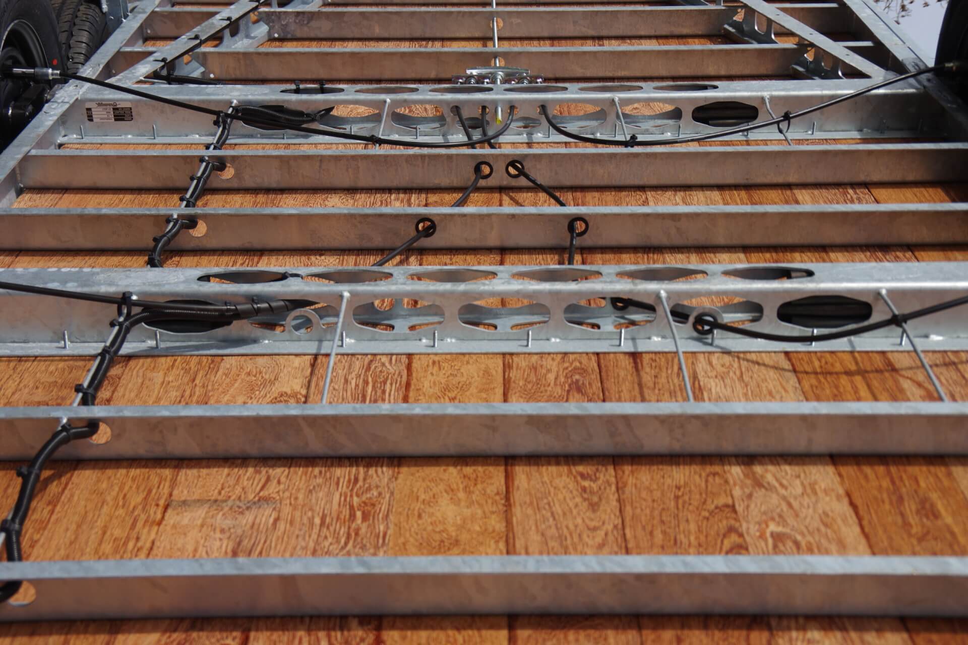 Lichtgewicht assen met doorvoortule voor remkabels