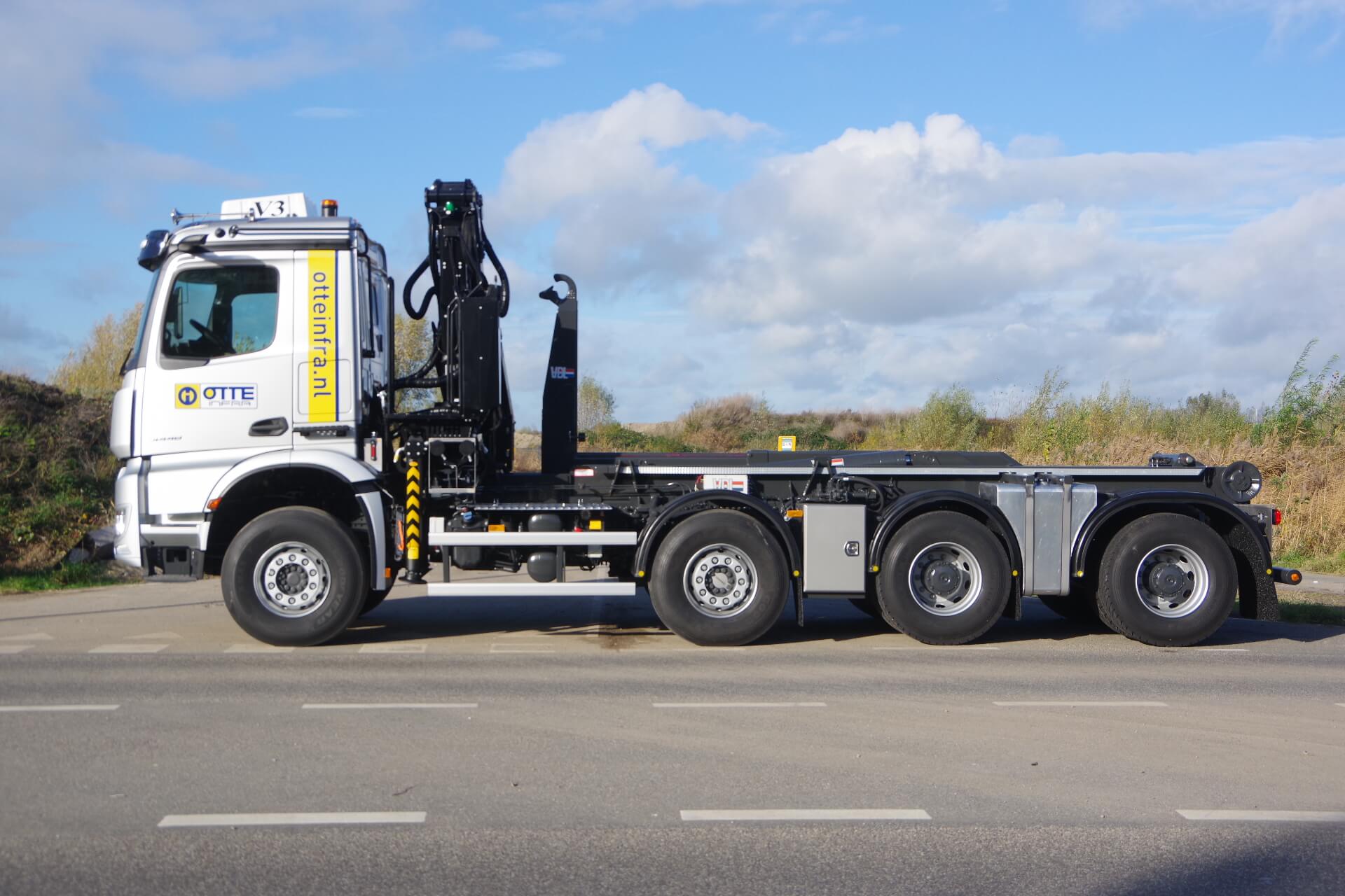 MERCEDES_WIDE-SPREAD_8x4_Otte lz 1