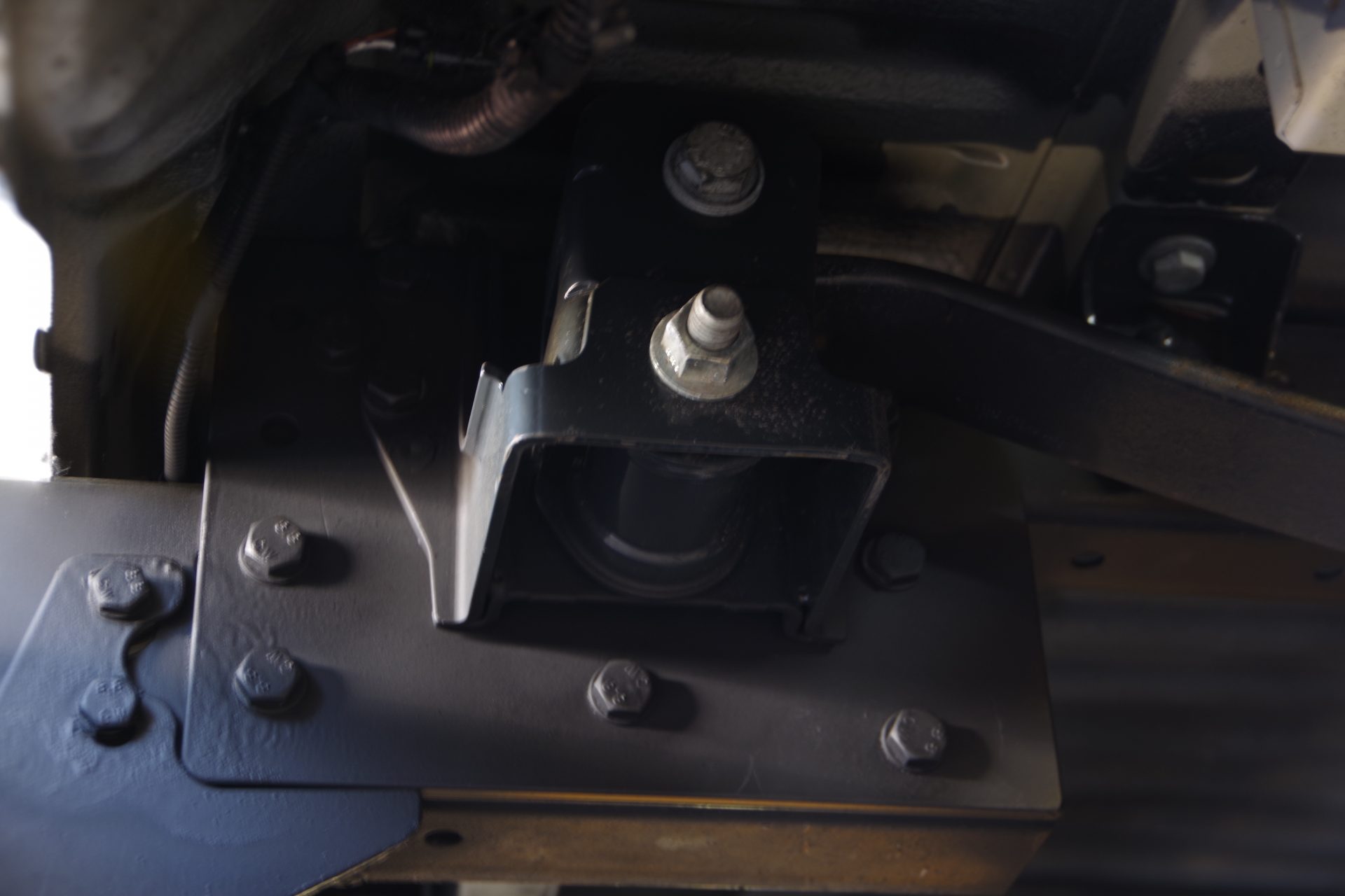 Montageplaat naast chassis