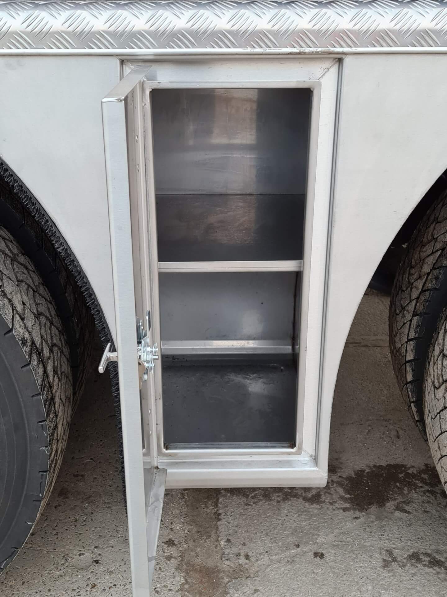 Opberg kist tussen de Wide Spread