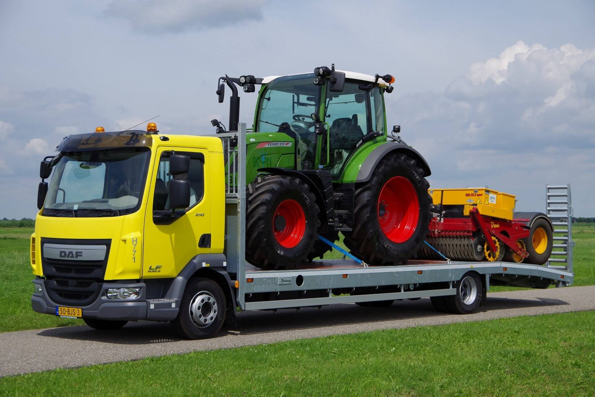 OprijLF 18-83 met 313 en Vredo lv 3
