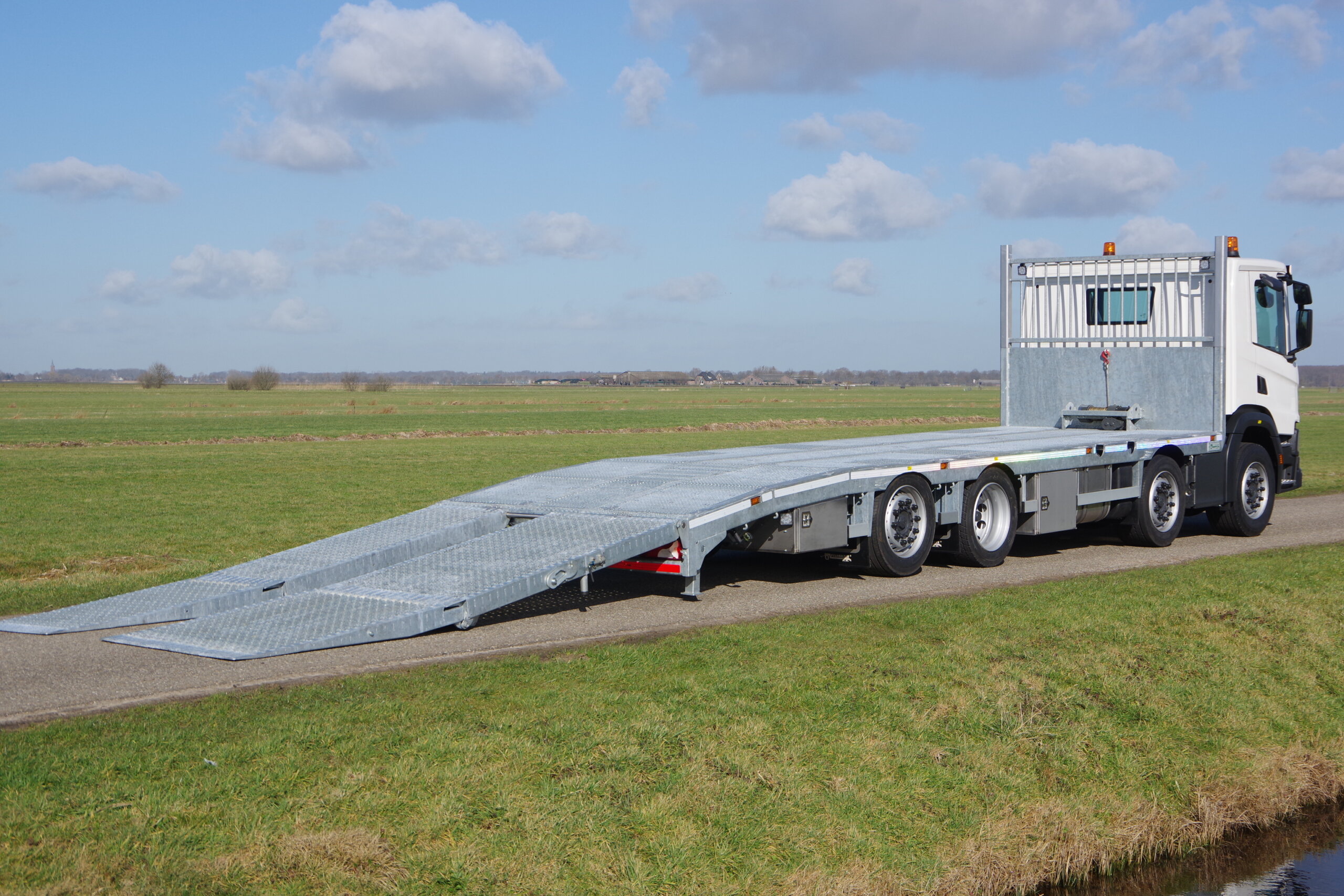 SCANIA 8x2 oprijwagen kleppen open ra 1