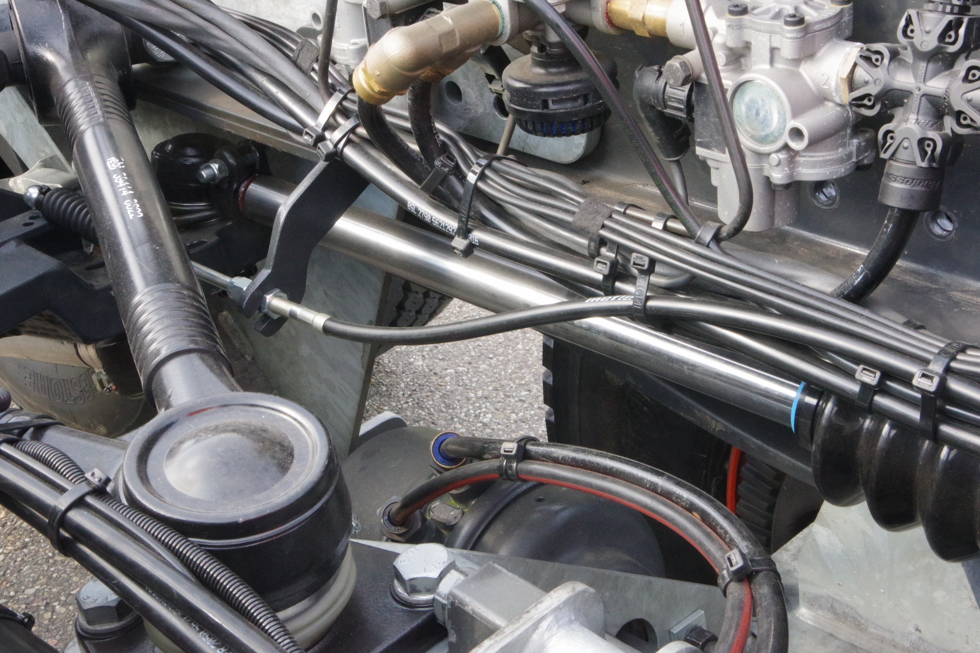 SCANIA_6x6_Wide-spread stuur cilinder hoog gemonteerd