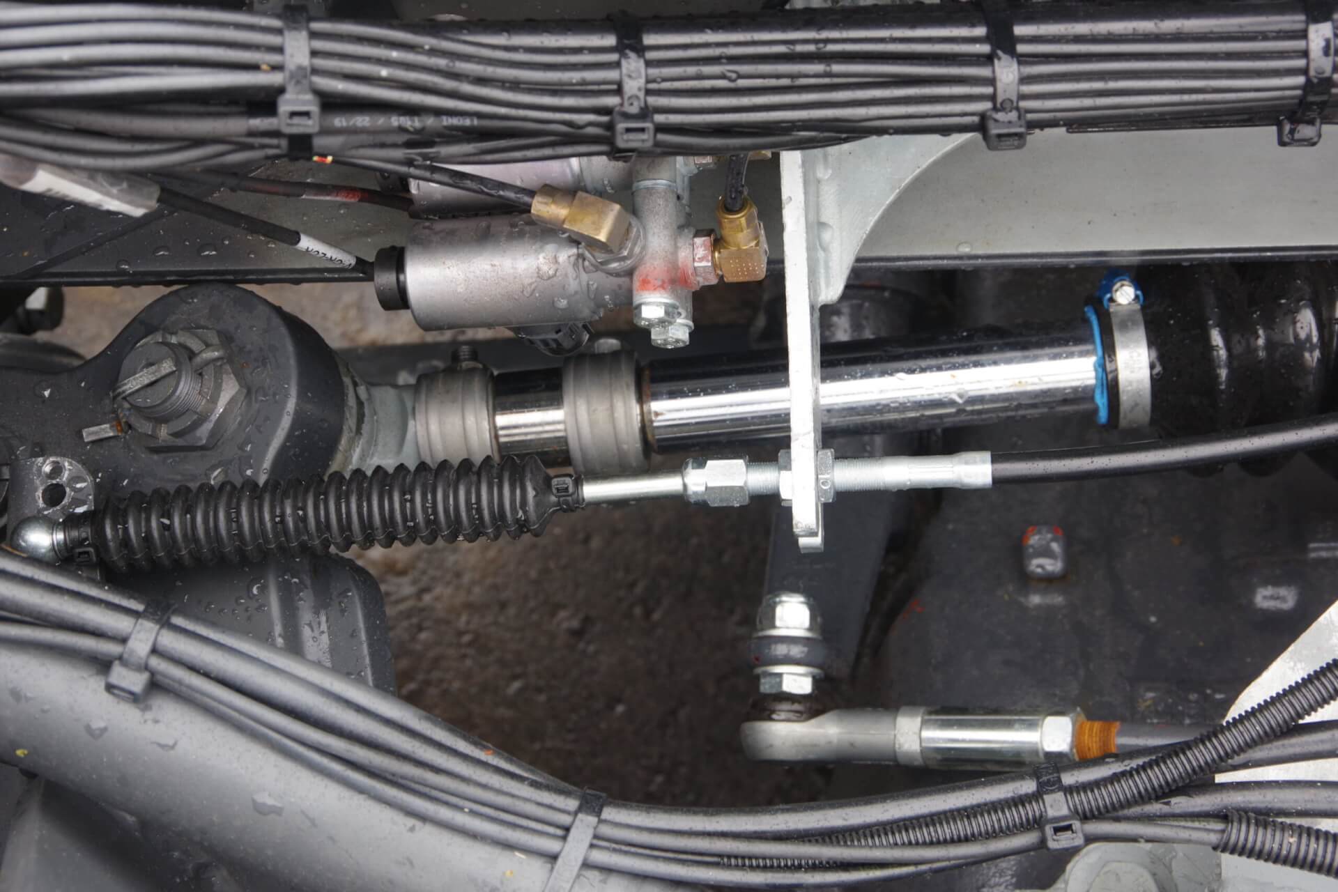 Stuur cilinder l hoog in chassis geplaatst