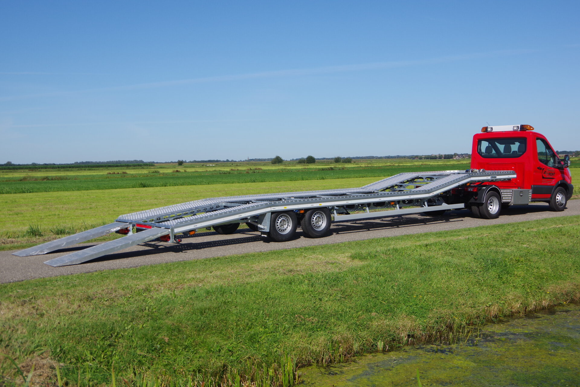 Transit met Auto oplegger Light goten uit ra 3