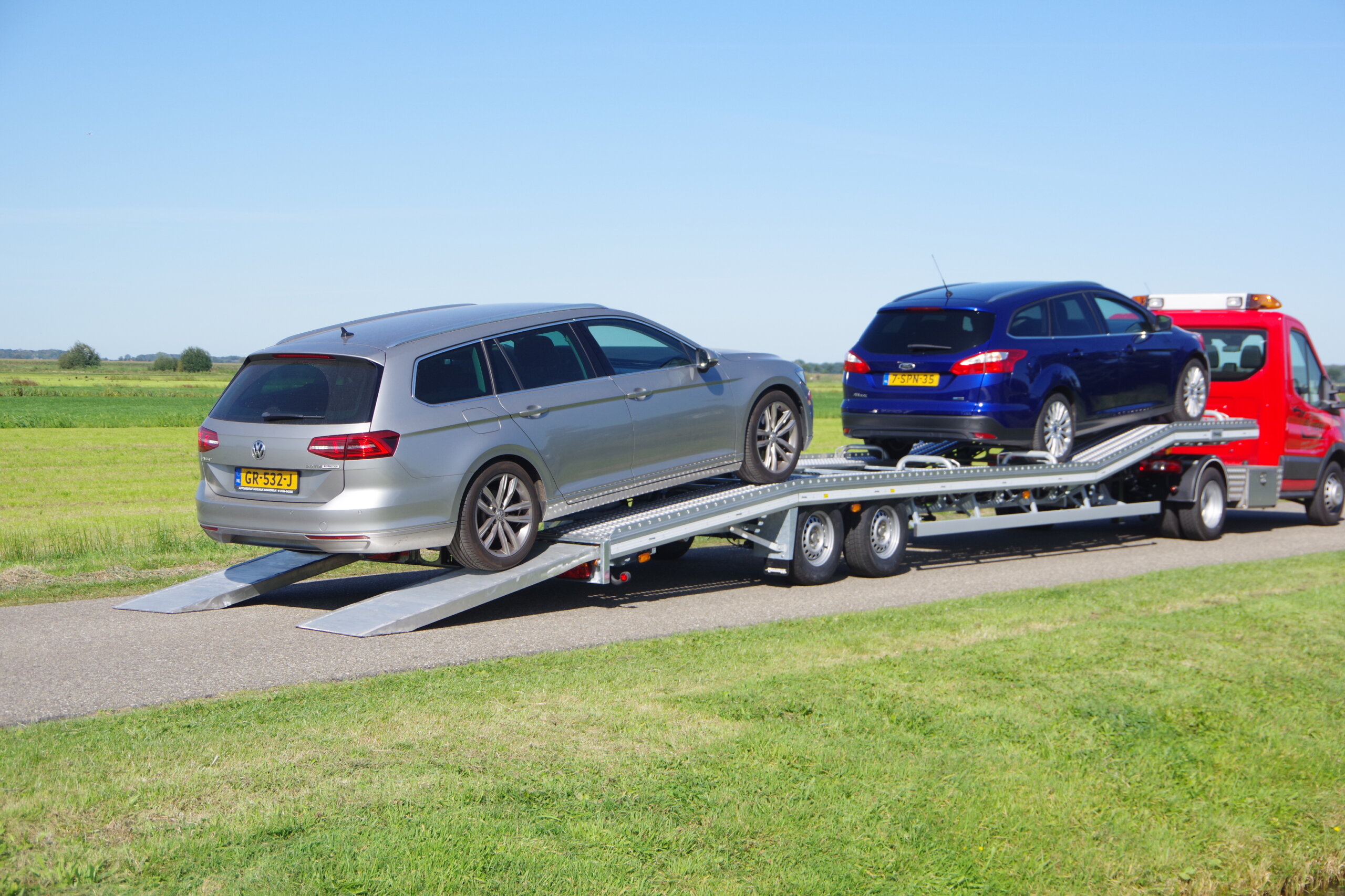 Transit met Auto oplegger Light lossen ra 2