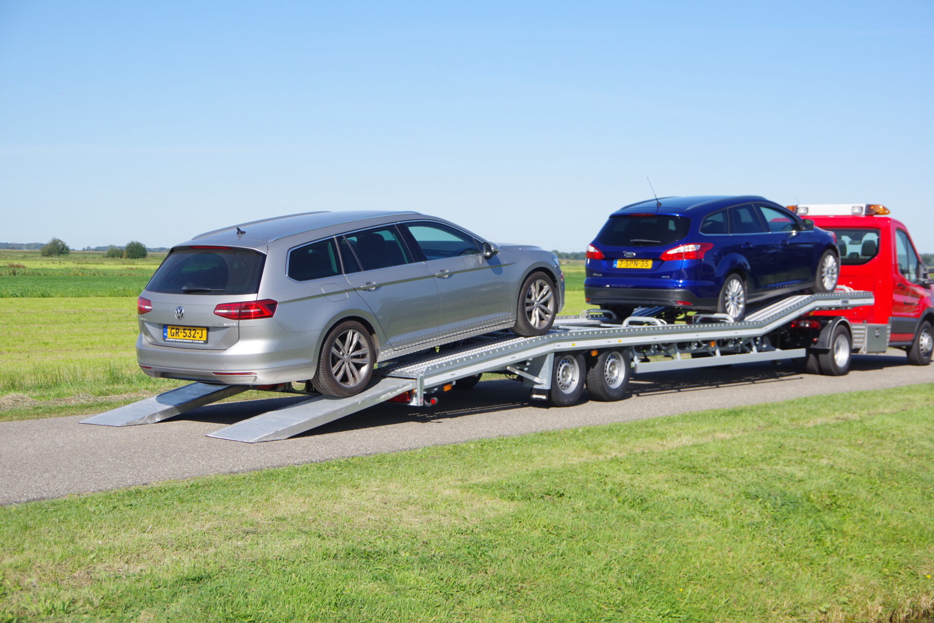 Transit met Auto oplegger Light lossen ra 2