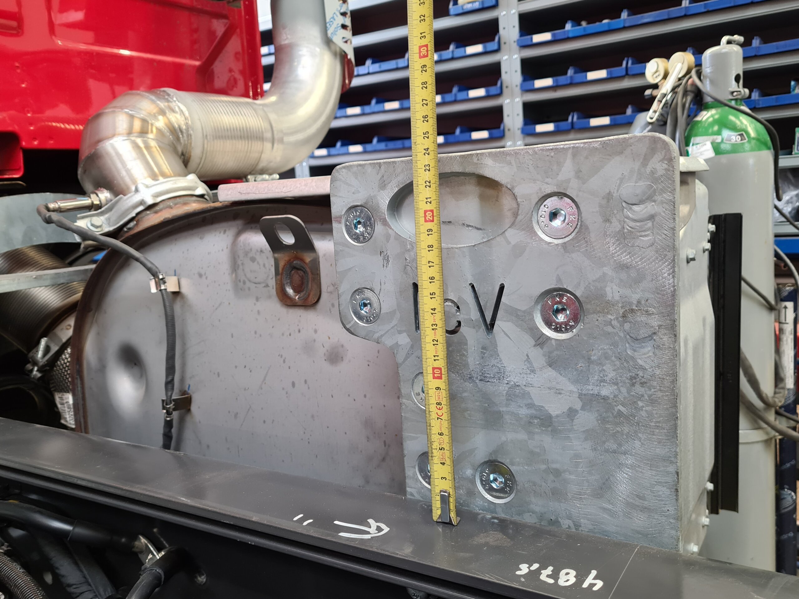 uitlaat 24 cm boven chassis met 425-65 banden