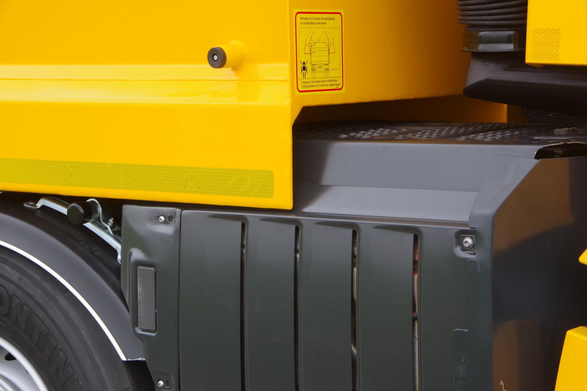 Veldhuizen-Mercedes Quadro 10x4 kipbak- uitlaat geintregreerd 2