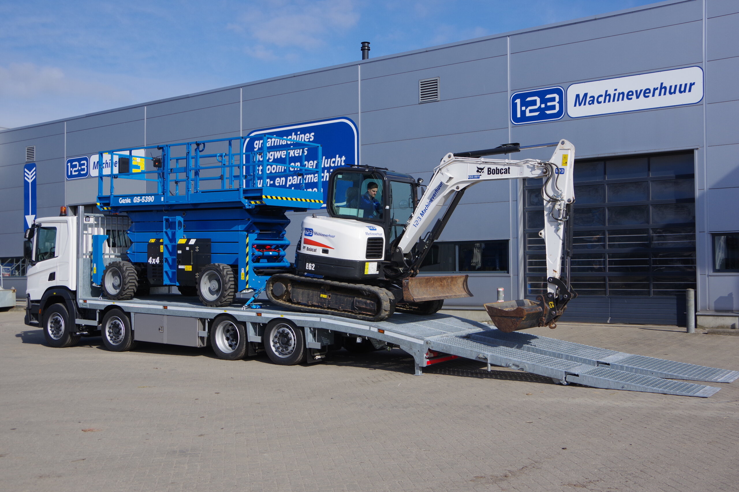 Veldhuizen SCANIA Oprijwagen 4-as met Bobcat-E62 lossen 2