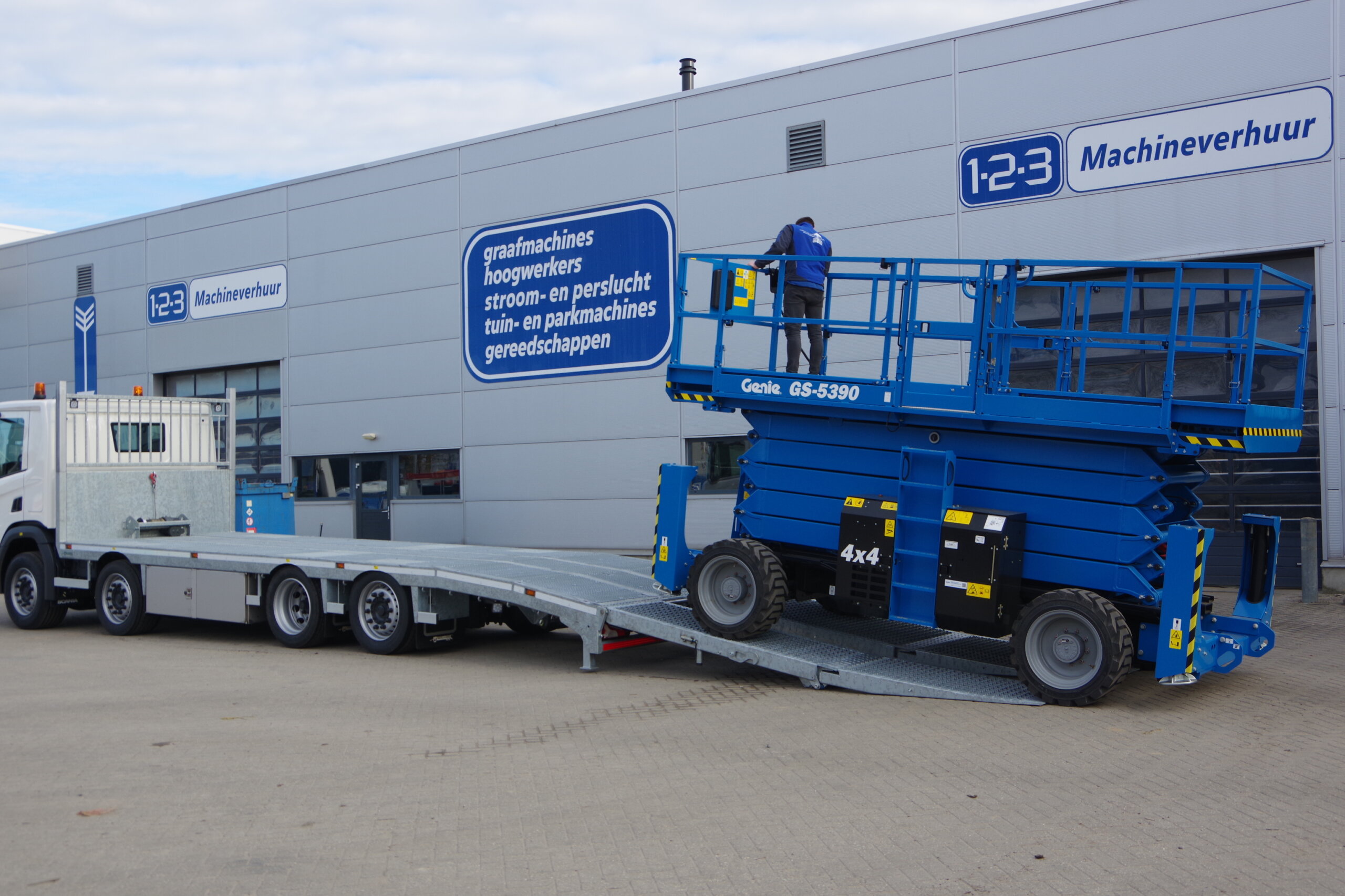 Veldhuizen SCANIA Oprijwagen 4-as met Genie-GS-5390 laden 1