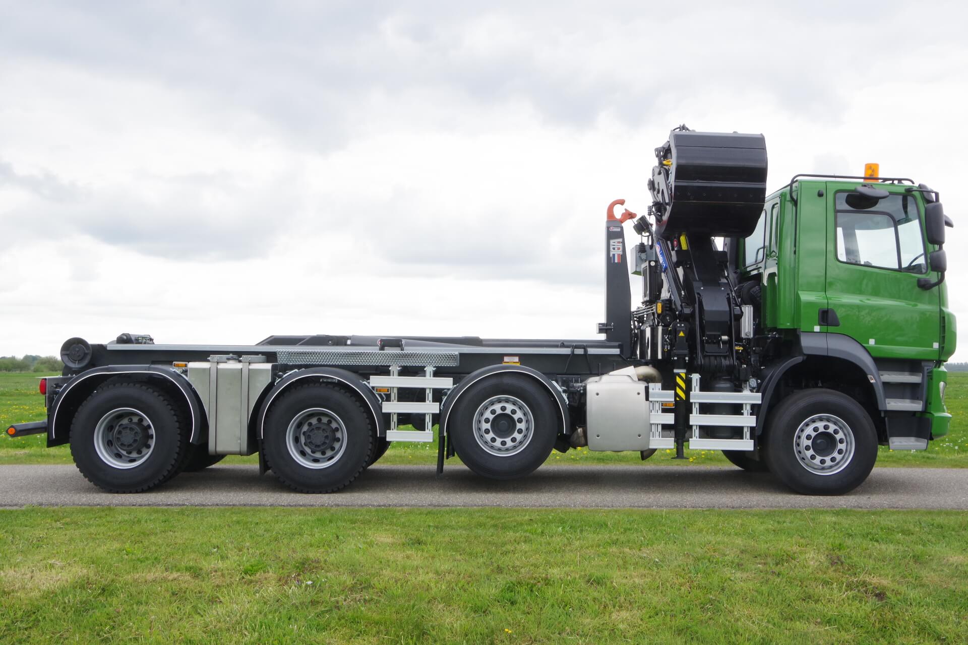 VELDHUIZEN_DAF-8x4-Wide-spread Heckers rz