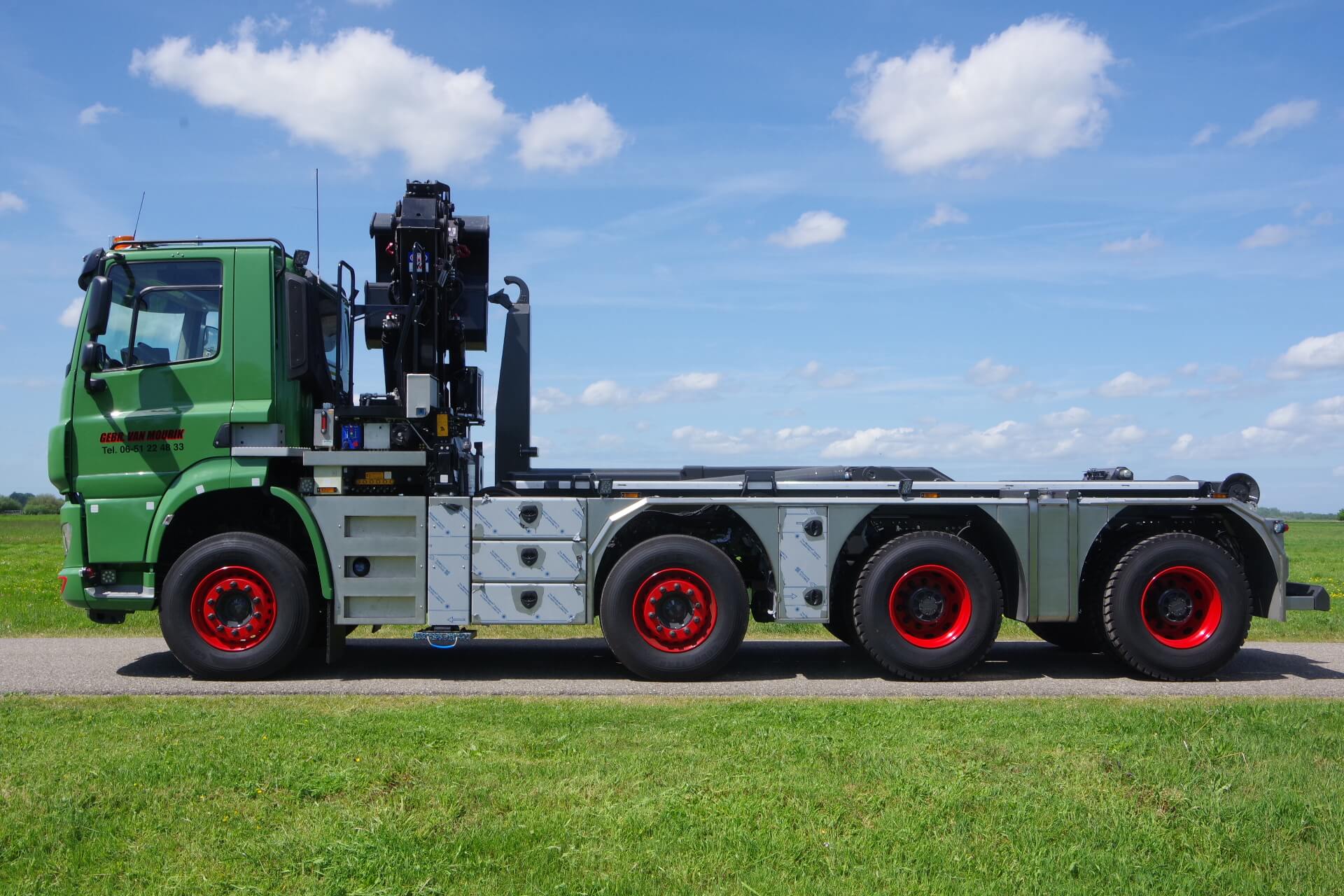 VELDHUIZEN_DAF-8x4-Wide-spread v Mourik lz