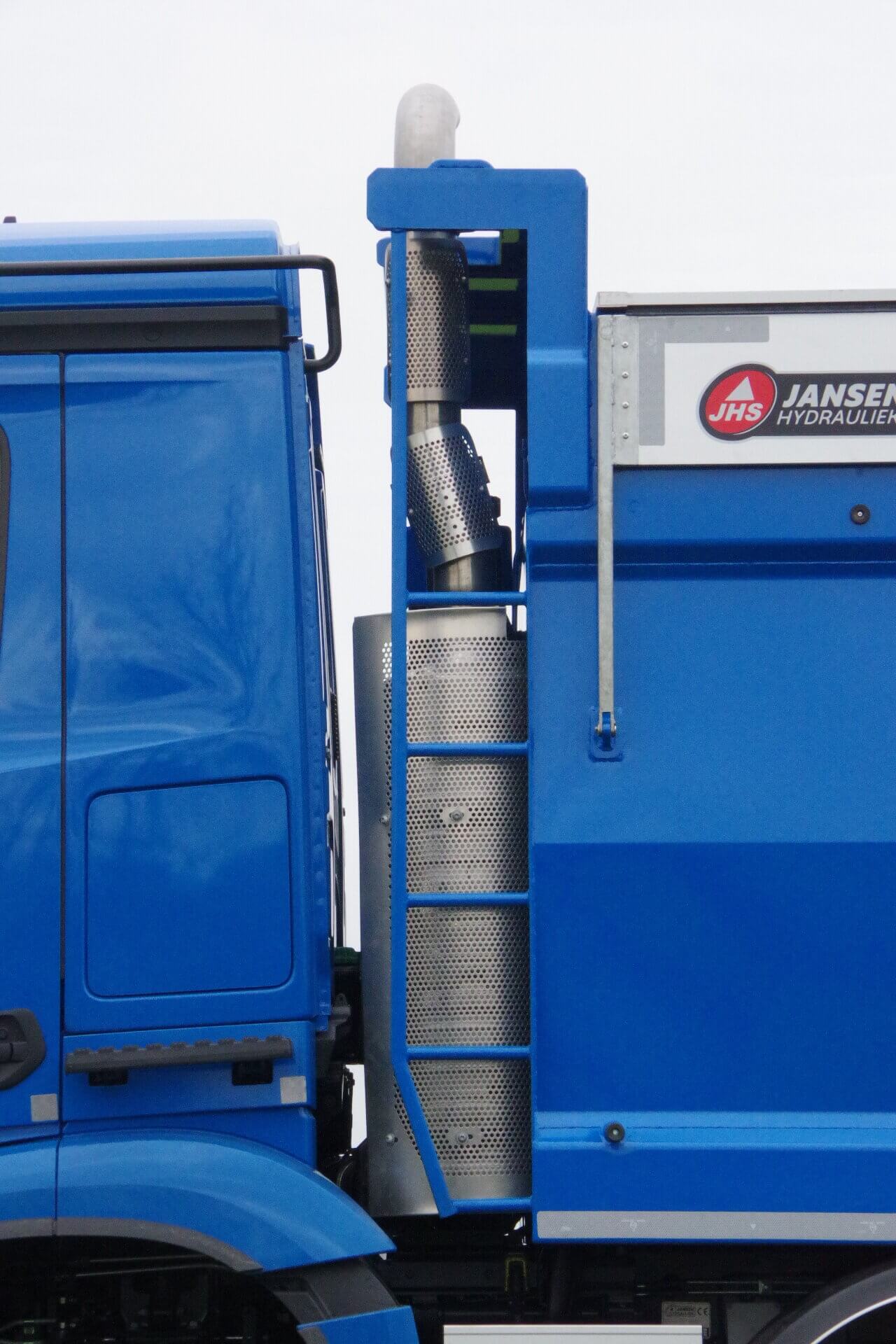 VELDHUIZEN_MERCEDES_10x4 staande uitlaat