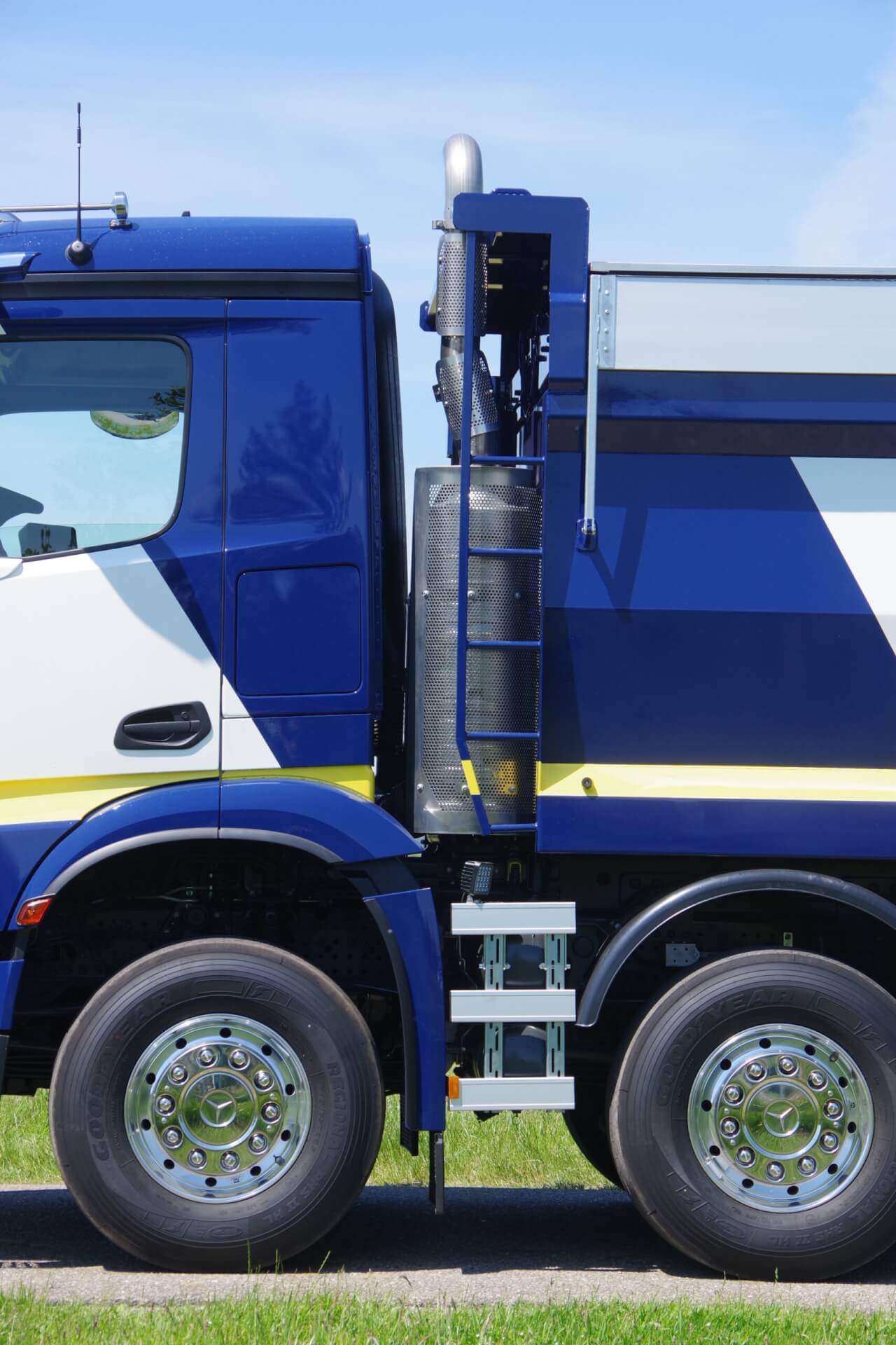 VELDHUIZEN_MERCEDES_10x8_ ingebouwde uitlaat