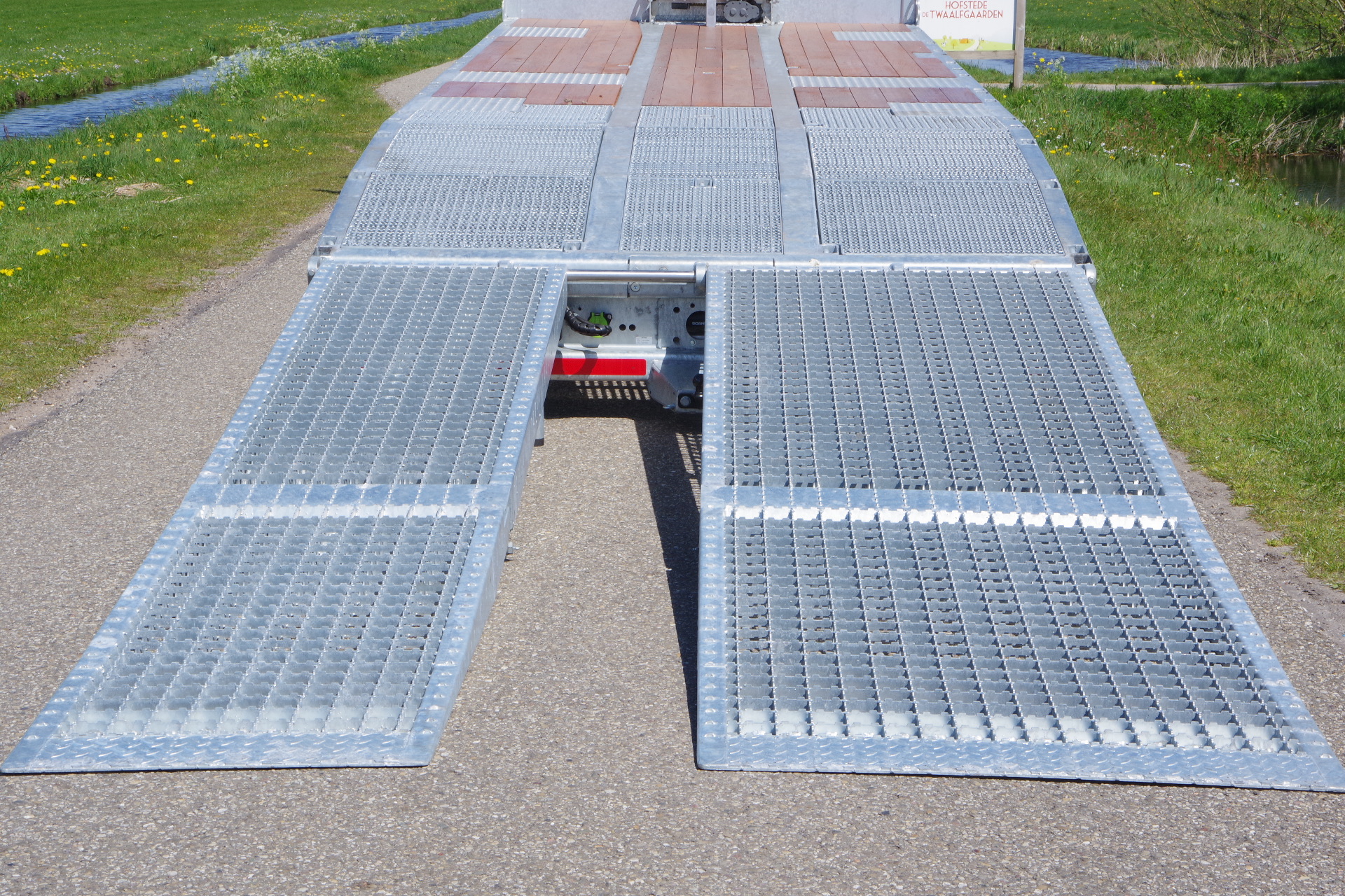 Veldhuizen_SCANIA_8x2_Oprijwagen klep open aa