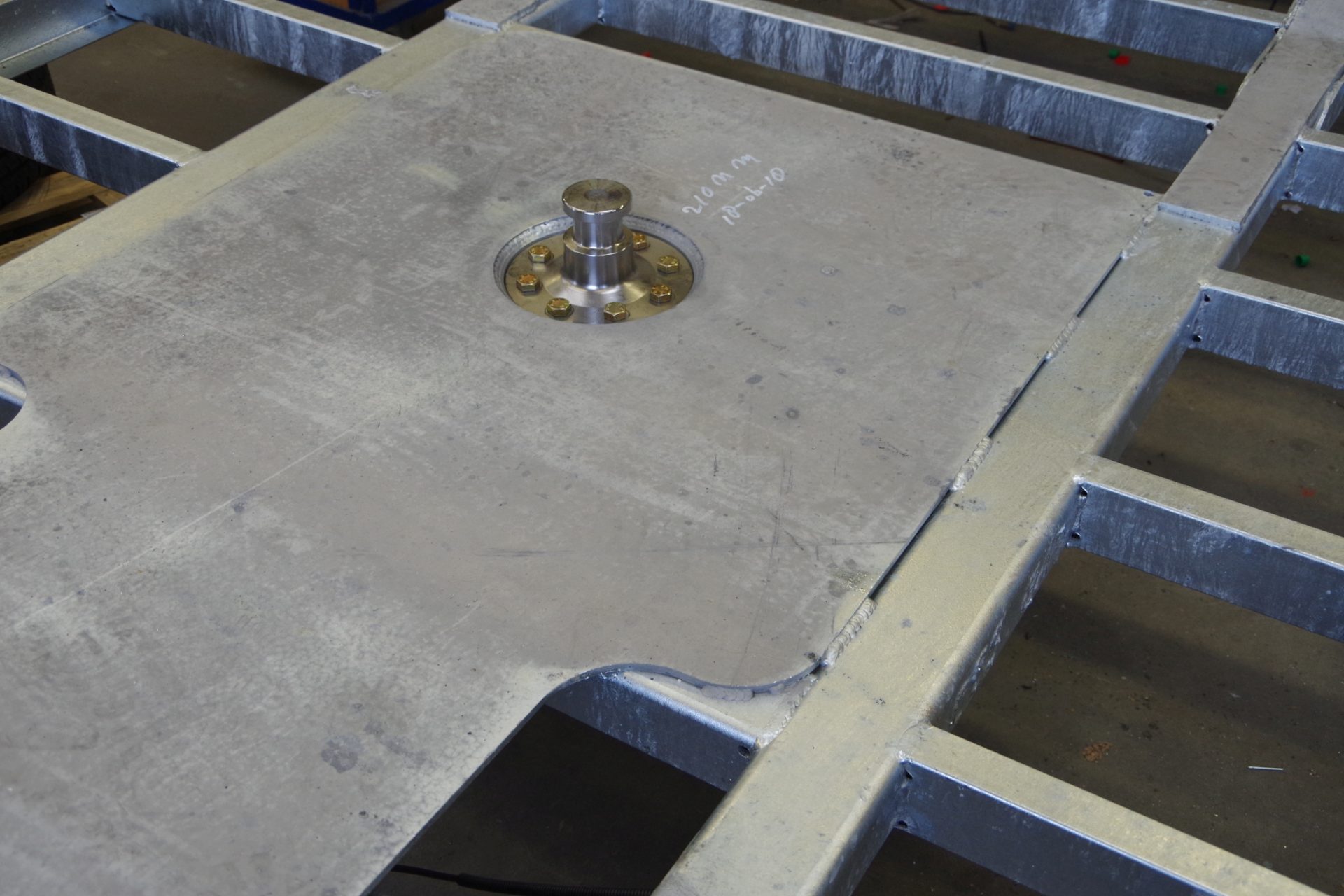 Verlaagde kingpen plaat