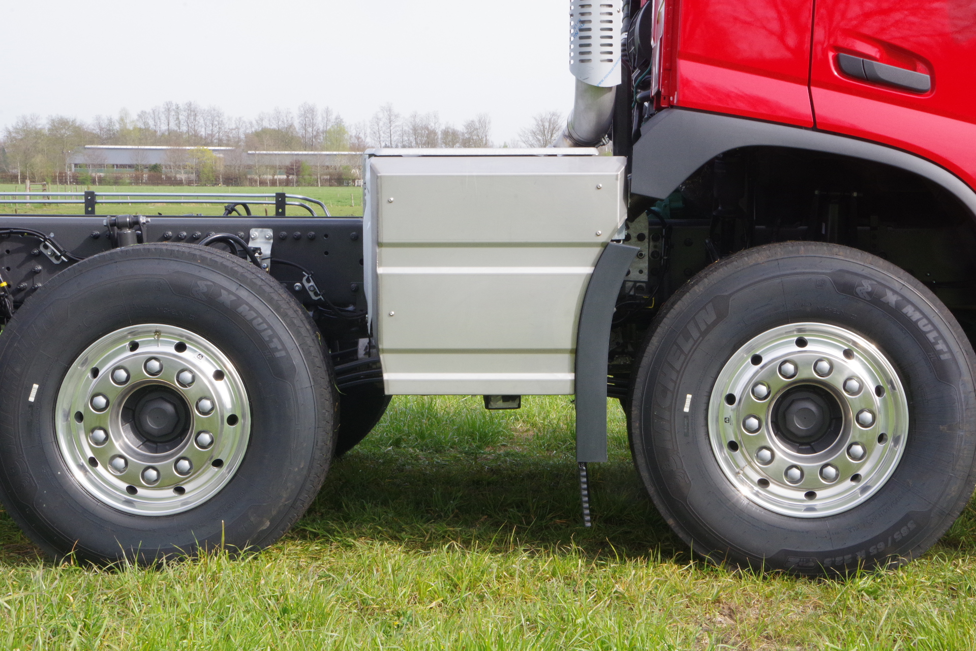 VOLVO 10x4 FMX uitlaat 24 cm boven chassis r