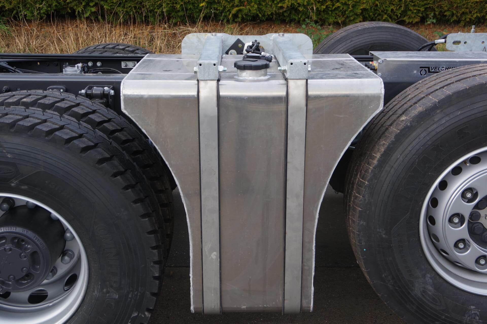 VOLVO_10x4_midlift 375L Y-tank