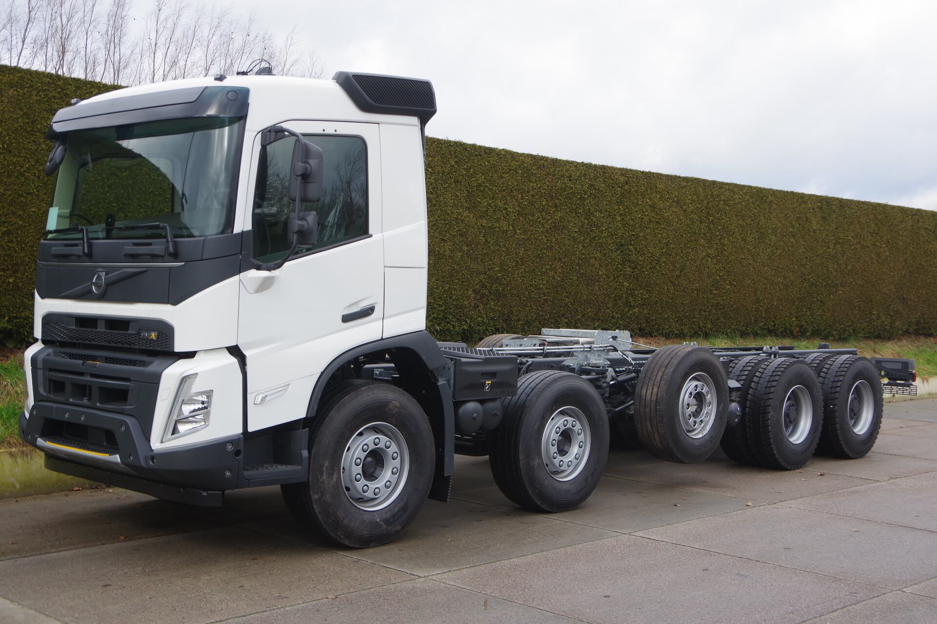 VOLVO_10x4_midlift chassis lv