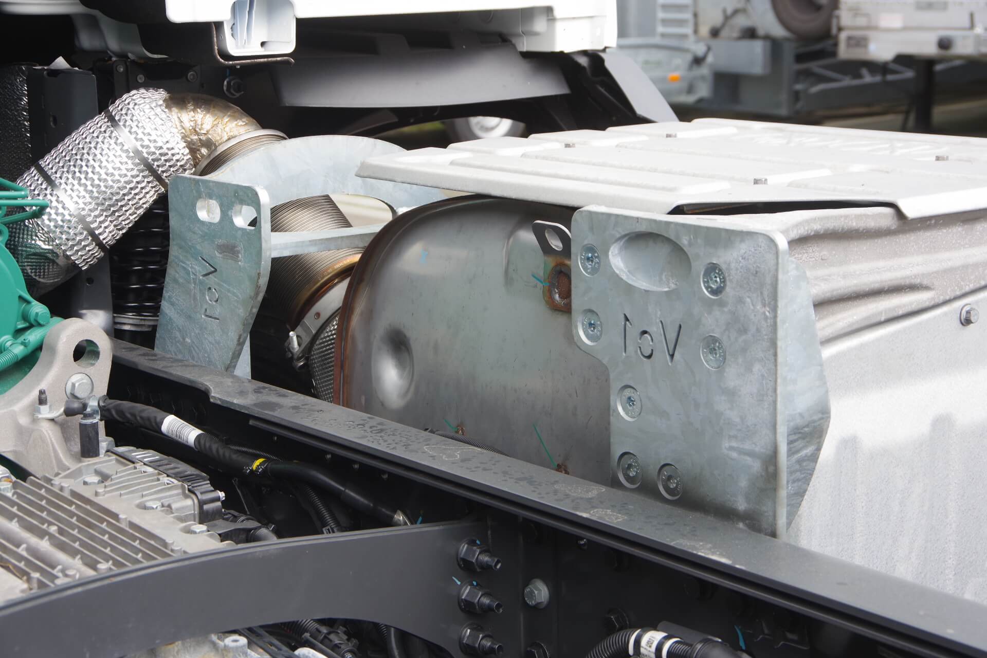 VOLVO_10x4_midlift uitlaat 240 mm boven chassis