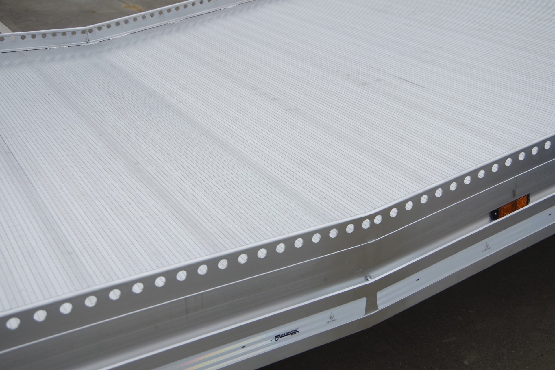 Zelfdragende aluminium vloer met kantbalk